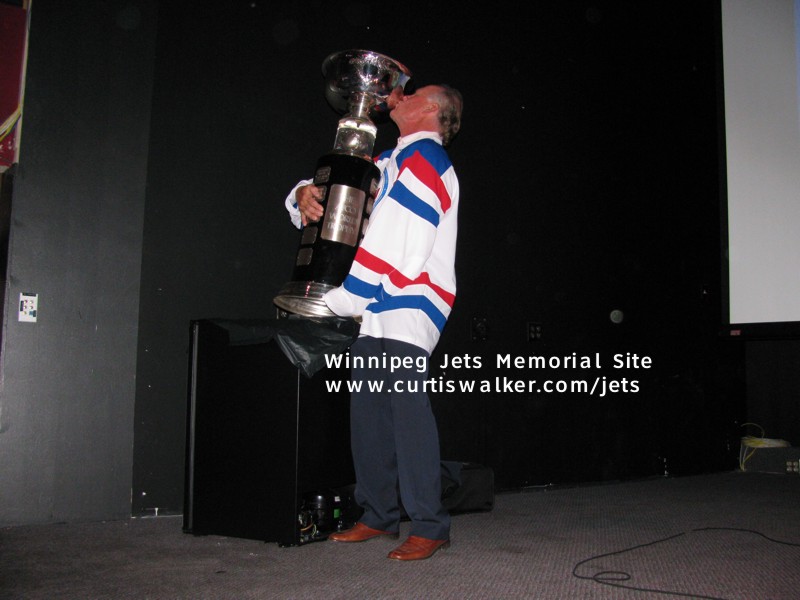 Anders Hedberg kisses the AVCO Cup
