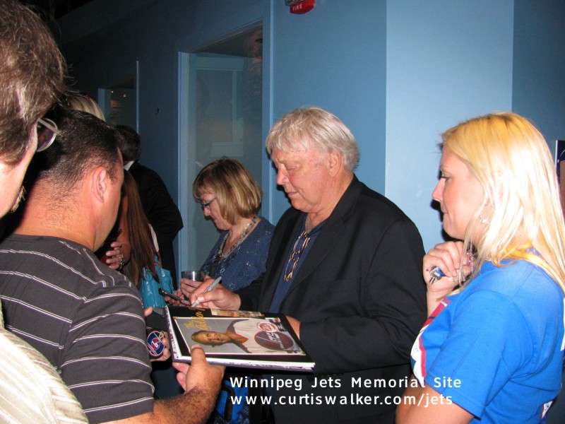 Bobby Hull signs autographs