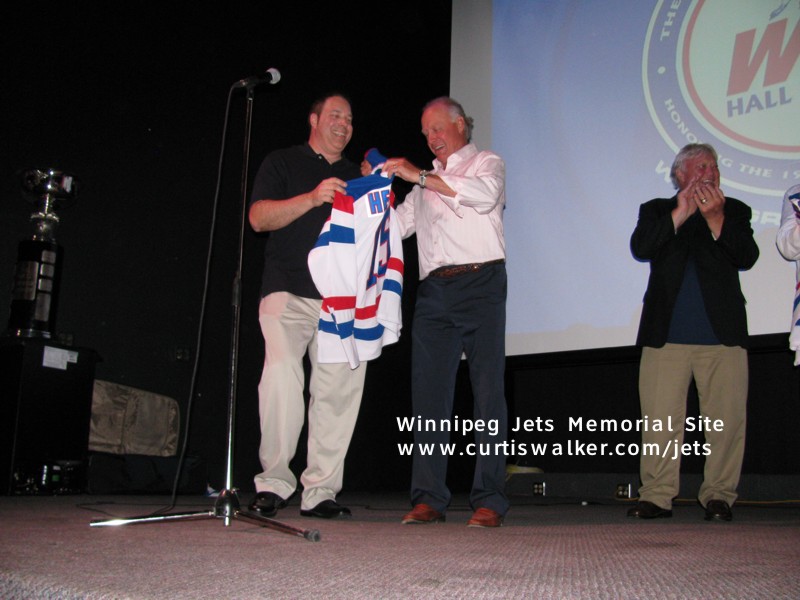 Tim Gassen presents Anders Hedberg with his WHA HOF jersey