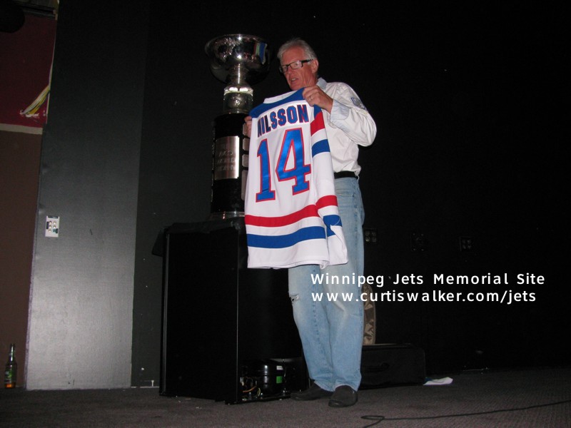 Ulf Nilsson holds up his WHA HOF jersey